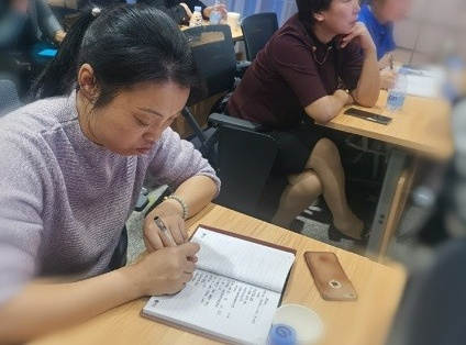 附件4：客户在认真的学习.jpg