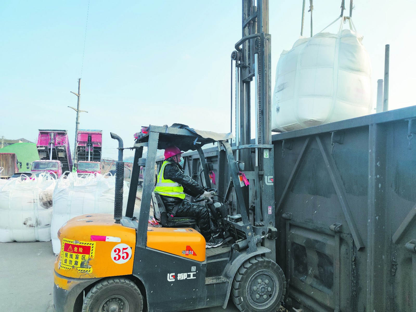 乐鱼体育中磷员工正加班加点忙装卸_meitu_18.jpg